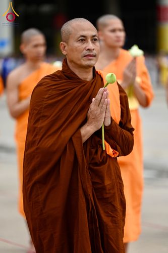 ภาพ No.143653:พิธีถวายผ้าไตร, สวดธรรมจักร, ปฏิบัติธรรม และฟังแสดงพระธรรมเทศนา ภาษาเมียนมา โดยมีสาธุชนชาวเมียนมากว่า 4,000 คน เข้าร่วมพิธี ณ มหารัตนวิหารคด วัดพระธรรมกาย วันอาทิตย์ที่ 7 กรกฎาคม พ.ศ. 2567