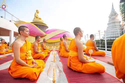 ภาพ No.201548:พิธีจุดประทีปถวายเป็นพุทธบูชา และบูชาธรรมมหาปูชนียาจารย์ ณ อาคารธรรมยาตรา กตัญญูบูชามหาปูชนียาจารย์ ตรงข้ามวัดปากน้ำภาษีเจริญ จ.กรุงเทพมหานคร ในโครงการธรรมยาตรา กตัญญูบูชา มหาปูชนียาจารย์ พระมงคลเทพมุนี(สด จนฺทสโร) พระผู้ปราบมาร อนุสรณ์สถาน 7 แห่ง