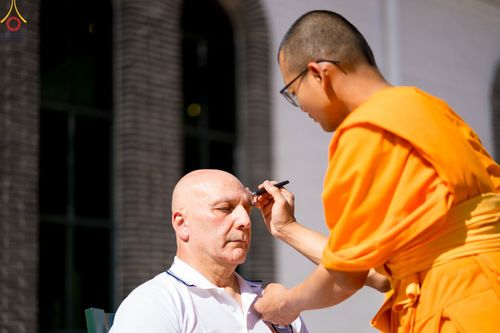 ภาพ No.83333:พิธีตัดปอยผมธรรมทายาทและฝากตัวเป็นศิษย์ ในโครงการอบรมพระธรรมทายาททวีปยุโรป รุ่นที่ 9 วันพุธที่ 12 มิถุนายน พ.ศ. 2566 ณ วัดพระธรรมกายเบเนลักซ์ ประเทศเบลเยี่ยม