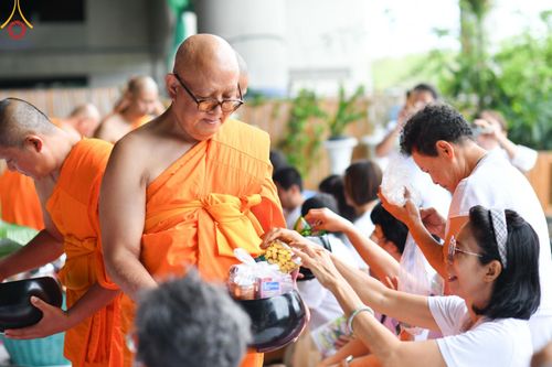 ภาพ No.142305:พิธีตักบาตรฉลองพระใหม่ ในโครงการอุปสมบทหมู่รุ่นผู้บริหาร  ณ วิหารคด วัดพระธรรมกาย วันอาทิตย์ที่ 23 มิถุนายน พ.ศ.2567