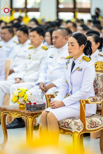 ภาพ No.179574:พิธีเจริญพระพุทธมนต์ พิธีทำบุญตักบาตรถวายพระราชกุศล และพิธีวางพานพุ่มดอกไม้ถวายราชสักการะ  แด่พระบาทสมเด็จพระบรมชนกาธิเบศร มหาภูมิพลอดุลยเดชมหาราช บรมนาถบพิตร เนื่องในวันคล้ายวันพระบรมราชสมภพ วันชาติ และวันพ่อแห่งชาติ วันพฤหัสบดีที่ 5 ธันวาคม พ.ศ. 2567 ณ