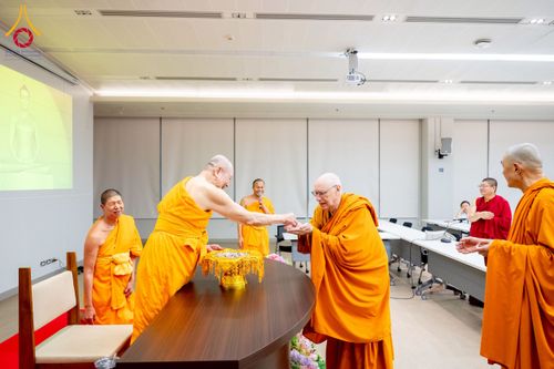 ภาพ No.222495:วันที่ 21 เมษายน พ.ศ. 2568 หลวงพ่อทัตตชีโวต้อนรับคณะสงฆ์จีน ณ อาคาร 100 ปี คุณยายมหารัตนอุบาสิกาจันทร์ ขนนกยูง วัดพระธรรมกาย