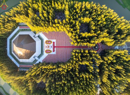 ภาพ No.190085:พิธีจุดประทีปถวายเป็นพุทธบูชา และบูชาธรรมมหาปูชนียาจารย์ ณ อนุสรณ์สถานมหาวิหารพระมงคลเทพมุนี (โลตัสแลนด์) อ.สองพี่น้อง จ.สุพรรณบุรี ในโครงการธรรมยาตรา กตัญญูบูชา มหาปูชนียาจารย์ พระมงคลเทพมุนี(สด จนฺทสโร) พระผู้ปราบมาร อนุสรณ์สถาน 7 แห่ง ปีที่ 13