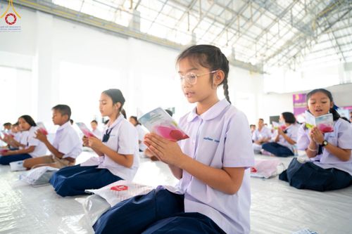 ภาพ No.103763:วันรวมพลังเด็กดี V-Star ผู้นำฟื้นฟูศีลธรรมโลก "รักษ์บวร รักษ์ศีล ๕ จังหวัดปทุมธานี" ปีที่ 5 ปีการศึกษา 2566 ณ วัดสายสุวพรรณ จ.ปทุมธานี วันศุกร์ที่ 22 ธันวาคม พ.ศ. 2566