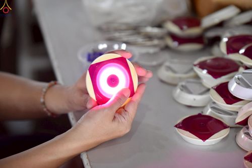 ภาพ No.239960:วันที่ 20-23 สิงหาคม พ.ศ. 2568 การเตรียมงานวันธรรมชัย ใส่ถ่านประทีป LED ที่วิหารคด 7 และ 25 วัดพระธรรมกาย