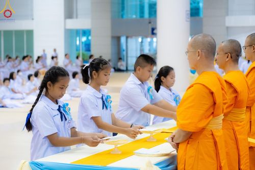 ภาพ No.146067:วันมหารำลึก ครั้งที่ 34 พิธีร่วมรำลึกถึงนักสร้างบารมีที่ล่วงลับไปแล้ว , พิธีสวดพระพุทธมนต์ ณ ห้องแก้วสารพัดนึก 1 วัดพระธรรมกาย วันเสาร์ที่ 27 กรกฎาคม พ.ศ. 2567