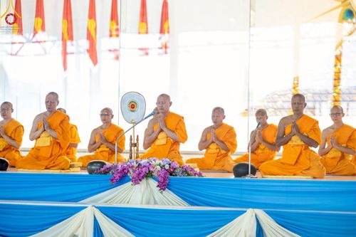 ภาพ No.221953:วันที่ 4 พฤษภาคม พ.ศ. 2568 พิธีตักบาตร เนื่องในวันอาทิตย์ต้นเดือน ณ บ้านแก้วเรือนทองคุณยายฯ วัดพระธรรมกาย