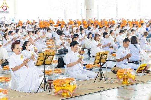 ภาพ No.122845:พิธีสวดพระพุทธมนต์ พิธีทอดผ้าบังสุกุล และพิธีถวายภัตตาหาร เป็นสังฆทานแด่พระภิกษุ สามเณร เนื่องในวันมหาปูชนียาจารย์ วันเสาร์ที่ 3 กุมภาพันธ์ พ.ศ. 2567 ณ หอฉันคุณยายอาจารย์ฯ วัดพระธรรมกาย