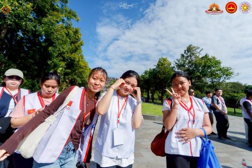 ภาพ No.224726:วันที่ 11 -12 พฤษภาคม พ.ศ. 2568 คณะพระอาจารย์ เจ้าหน้าที่ อาสาสมัคร นักศึกษา ทั้งชาวอินโดนีเซีย และชาวไทย ร่วมแรงร่วมใจ เตรียมงาน เก็บงาน ในวันวิสาขบูชา ณ พระมหาเจดีย์บรมพุทโธ ประเทศอินโดนีเซีย