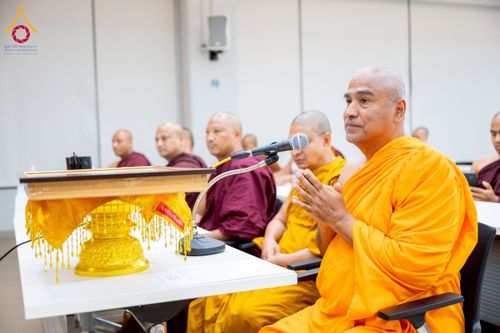 ภาพ No.222690:วันที่ 23 เมษายน พ.ศ. 2568 หลวงพ่อทัตตชีโวต้อนรับคณะสงฆ์เนปาล ณ อาคาร 100 ปี คุณยายมหารัตนอุบาสิกาจันทร์ ขนนกยูง วัดพระธรรมกาย