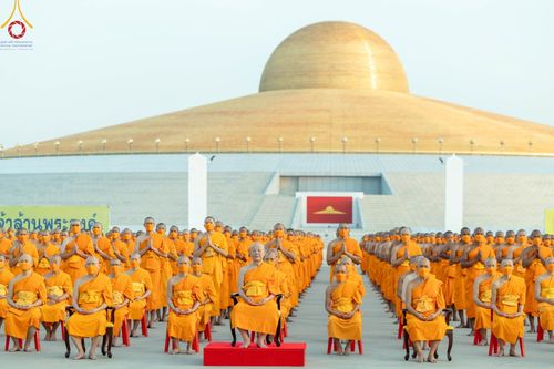 ภาพ No.102253:พระธรรมทายาทในโครงการอุปสมบทหมู่ บูชาธรรมมหาปูชนียาจารย์ ร่วมปฏิบัติธรรม ถ่ายภาพหมู่ประวัติศาสตร์ และรับฟังโอวาทจากหลวงพ่อทัตตชีโว ณ ลานธรรม พระมหาธรรมกายเจดีย์ วัดพระธรรมกาย วันที่ 15 ธันวาคม พ.ศ. 2566