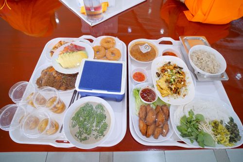 ภาพ No.229464:วันเสาร์ที่ 21 มิถุนายน พ.ศ. 2568 พิธีถวายภัตตาหารเมนูสวรรค์ เพื่อการบรรลุธรรม ณ หอฉันคุณยายอาจารย์ฯ วัดพระธรรมกาย