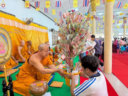 ภาพ No.252161:วันที่ 11 ตุลาคม พ.ศ. 2568 พิธีทอดกฐินสามัคคีทั่วไทย 30,000 วัด โดยคณะศิษยานุศิษย์ บูชาธรรม 81 ปี หลวงพ่อธัมมชโย ณ วัดกลางทุมมาวาส อ.พนัสนิคม จ.ชลบุรี