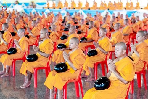 ภาพ No.143371:พิธีตักบาตร ข้าวสารอาหารแห้ง ณ บ้านแก้วเรือนทองคุณยายฯ และ พิธีบูชาข้าวพระ  ณ สภาธรรมกายสากล วัดพระธรรมกาย วันอาทิตย์ที่ 7 กรกฎาคม พ.ศ. 2567