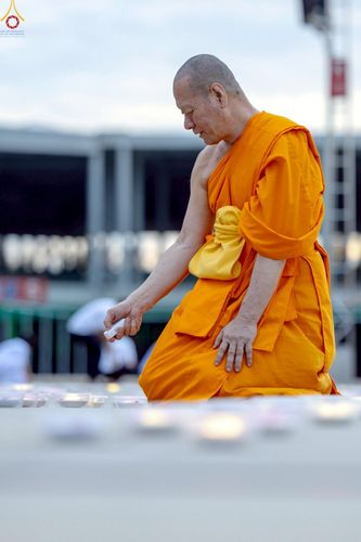ภาพ No.240956:วันพุธที่ 27 สิงหาคม พ.ศ. 2568 พิธีจุดประทีป ในวันธรรมชัย ณ วัดพระธรรมกาย