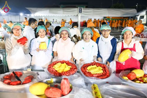 ภาพ No.191002:พิธีถวายภัตตาหารเป็นสังฆทาน แด่พระธรรมยาตรา ณ อนุสรณ์สถานคลองบางนางแท่น อ.สามพราน จ.นครปฐม ในโครงการธรรมยาตรา กตัญญูบูชา มหาปูชนียาจารย์ พระมงคลเทพมุนี(สด จนฺทสโร) พระผู้ปราบมาร อนุสรณ์สถาน 7 แห่ง ปีที่ 13 วันที่ 8 มกราคม พ.ศ. 2568