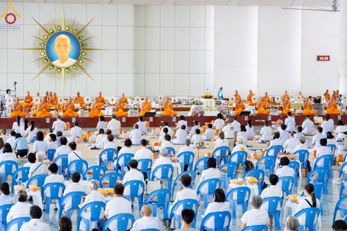 ภาพ No.220675:วันเสาร์ที่ 26 เมษายน พ.ศ.2568 (วันพระ แรม 15 ค่ำ เดือน 5) พิธีถวายภัตตาหารเมนูสวรรค์ "เพื่อการบรรลุธรรม" และ พิธีบุพเปตพลี ครั้งที่ 163 ร่วมอุทิศบุญแด่หมู่ญาติที่ล่วงลับไปแล้ว และสืบทอดอายุพระพุทธศาสนา ณ หอฉันคุณยายอาจารย์ฯ วัดพระธรรมกาย