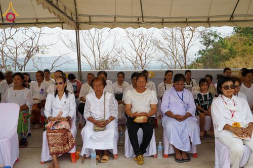 ภาพ No.131424:พิธีอัญเชิญพระบรมสารีริกธาตุ และองค์พระพุทธรัตนกายสิทธิ์ ติดตั้งองค์พระเจดีย์จตุรทิศ ถวายองค์พระเจดีย์ ลานธรรมและกำแพงแก้ว ถวายเป็นพุทธบูชา น้อมถวายบูชาธรรมหลวงพ่ออายุวัฒนมงคล ๘๐ พรรษา วันเสาร์ที่ ๑๖ มีนาคม พ.ศ. ๒๕๖๗ ณ วัดเขาพญาปราบ ต.ตะขบ อ.ปักธงชัย จ.น