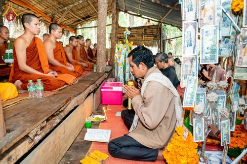 ภาพ No.174427:พิธีตักบาตรพระ,พิธีทอดผ้าป่า พิธีกลั่นแผ่นดินโปรยรัตนชาติ  สร้างพระอุโบสถและเจดีย์ วัดป่าสัมมาทิฏฐิและวัดสิริขันโท แขวงอัตตะปือ สปป. ลาว วันที่ 29 ตุลาคม พ.ศ. 2567