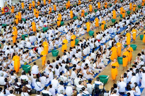 ภาพ No.231997:วันอาทิตย์ที่ 6 กรกฏาคม พ.ศ. 2568 พิธีตักบาตร ข้าวสารอาหารแห้ง  พิธีบูชาข้าวพระ สัมมนาพิเศษราชเหล็ก ณ สภาธรรมกายสากล วัดพระธรรมกาย