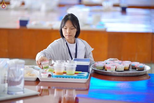 ภาพ No.230398:วันที่ 28 มิถุนายน พ.ศ. 2568 พิธีถวายภัตตาหารเมนูสวรรค์ เพื่อการบรรลุธรรม ณ หอฉันคุณยายอาจารย์ฯ วัดพระธรรมกาย