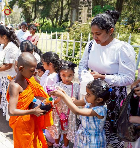 ภาพ No.225630:วันที่ 5 พฤษภาคม พ.ศ. 2568 พิธีบิณฑบาตรอบเมืองนูวราอิลิย่า ฉลองเทศกาลวิสาขบูชา แห่งชาติประเทศศรีลังกา