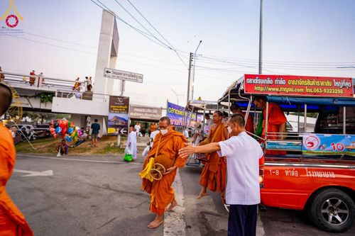 ภาพ No.101796:ตักบาตรพระ 10,000 รูป เติมบุญให้แผ่นดิน เนื่องในโอกาส 192 ปี จังหวัดกาญจนบุรี หนึ่งในโครงการตักบาตรพระ 2,000,000 รูป  77 จังหวัดทุกวัดทั่วไทย วันจันทร์ที่ 11 ธันวาคม พ.ศ. 2566 บริเวณถนนสองแคว (SKY WALK) เมืองกาญจนบุรี