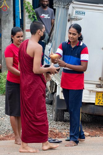 ภาพ No.139391:พิธีตักบาตรรอบเมืองดัมบุลล่า เทศกาลวิสาขบูชาแห่งชาติ ศรีลังกา เมื่อวันที่ 16 พฤษภาคมที่ผ่านมา คณะสงฆ์จากวัดพระธรรมกาย และคณะพระภิกษุสามเณรศรีลังกา ในโครงการสยาม-ลังกา ธรรมยาตรา ฉลองเทศกาลวิสาขบูชาแห่งชาติ ศรีลังกา บูชาธรรม 80 ปีหลวงพ่อธัมมชโย
