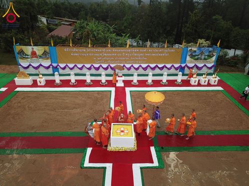 พิธีวางศิลาฤกษ์มหาสมบัติ โปรยรัตนชาติบ่อมงคลเศรษฐี ติดแผ่นทอง ลูกนิมิต - ช่อฟ้า เพื่อสถาปนาสร้างอุโบสถ บูชาธรรม 80 ปีหลวงพ่อธัมมชโย ณ วัดทุ่งเจริญธรรม อ.อมก๋อย จ.เชียงใหม่ วันที่ 8 พฤศจิกายน พ.ศ. 2567