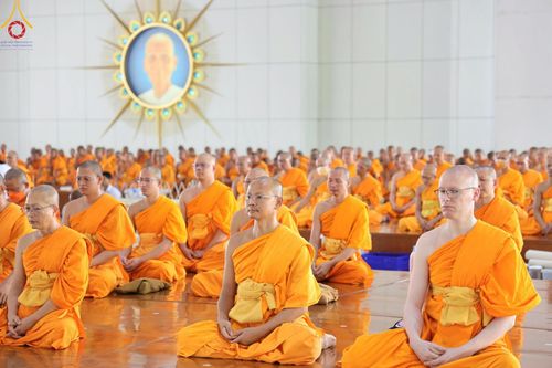 ภาพ No.208342:พิธีสวดพระพุทธมนต์ และถวายภัตตาหารเมนูสวรรค์แด่พระภิกษุ สามเณร วันที่ 15 กุมภาพันธ์ พ.ศ. 2568 ณ หอฉันคุณยายอาจารย์ฯ วัดพระธรรมกาย