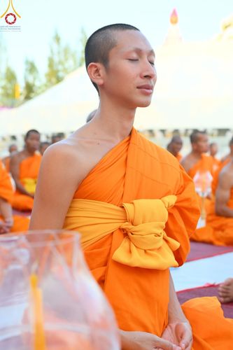 ภาพ No.192622:พิธีจุดประทีปถวายเป็นพุทธบูชา และบูชาธรรมมหาปูชนียาจารย์ ณ อนุสรณ์สถานคลองบางนางแท่น อ.สามพราน จ.นครปฐม ในโครงการธรรมยาตรา กตัญญูบูชา มหาปูชนียาจารย์ พระมงคลเทพมุนี(สด จนฺทสโร) พระผู้ปราบมาร อนุสรณ์สถาน 7 แห่ง ปีที่ 13 วันที่ 10 มกราคม พ.ศ. 2568