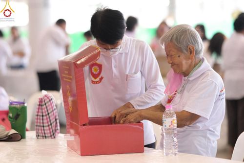 ภาพ No.212234:วันพุธที่ 19 มีนาคม พ.ศ. 2568 การบรรจุไทยธรรมลงกล่องสำเร็จ 43,500 กล่อง เพื่อถวายแด่พระสังฆาธิการ 40,000 กว่าวัดทั่วไทย ในวันคุ้มครองโลก 22 เมษายน พ.ศ. 2568 ณ บ้านแก้วเรือนทองคุณยายฯ วัดพระธรรมกาย