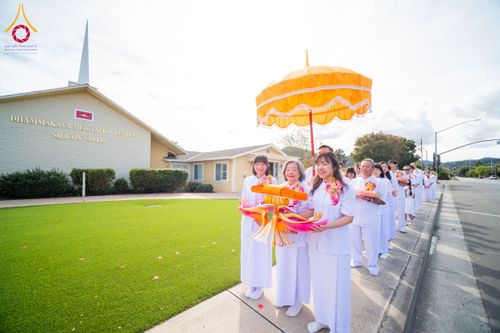 ภาพ No.174989:พิธีทอดกฐิน วัดพระธรรมกายซิลิคอนวัลเลย์ มลรัฐแคลิฟอร์เนีย ประเทศสหรัฐอเมริกา บูชาธรรม 80 ปี หลวงพ่อธัมมชโย โดยคณะศิษยานุศิษย์วัดพระธรรมกาย วันที่ 27 ตุลาคม พ.ศ. 2567