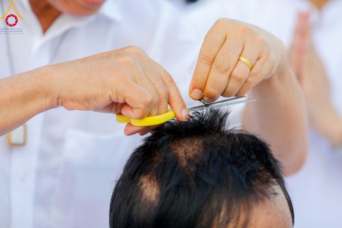 ภาพ No.99911:พิธีปลงผมธรรมทายาท โครงการอุปสมบทบูชาธรรมมหาปูชนียาจารย์ พ.ศ. 2566 ณ ลานธรรม มหาวิหารคด 8-9 ศูนย์อบรมวัดพระธรรมกาย วันอาทิตย์ที่ 3 ธันวาคม พ.ศ. 2566