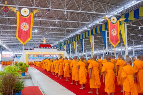 ภาพ No.237417:วันอาทิตย์ที่ 10 สิงหาคม พ.ศ.2568 พิธีมอบใบประกาศเกียรติคุณ โครงการสอบบาลี "ฉลองแชมป์" บูชาธรรม 80 ปี หลวงพ่อธัมมชโย ประจำปี 2568 และ พิธีมอบดวงแก้วสามเณรทรงบาลีไวยากรณ์ ณ สภาธรรมกายสากล วัดพระธรรมกาย ปทุมธานี