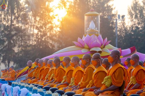 ภาพ No.110221:พิธีตักบาตรพระธรรมยาตราฯ ในโครงการธรรมยาตรากตัญญูบูชา มหาปูชนียาจารย์ พระมงคลเทพมุนี(สด จนฺทสโร) พระผู้ปราบมาร ปีที่ 12 ณ อนุสรณ์สถานลำดับที่ 2 สถานที่ตั้งมโนปณิธานบวชตลอดชีวิต อนุสรณ์สถานบางนางแท่น จ.นครปฐม วันที่ 11 มกราคม พ.ศ. 2567