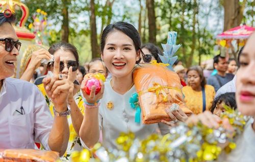 ภาพ No.170088:พิธีทอดกฐิน ณ วัดทุ่งวิจิตร อ.นาดี จ.ปราจีนบุรี ในโครงการกฐินสามัคคีทั่วไทย 30,000 วัด บูชาธรรม 80 ปี หลวงพ่อธัมมชโย โดยคณะศิษยานุศิษย์วัดพระธรรมกาย วันที่ 27 ตุลาคม พ.ศ. 2567