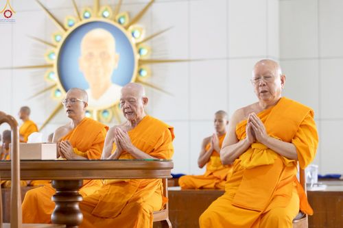 ภาพ No.229655:วันที่ 25 มิถุนายน พ.ศ. 2568 (แรม 15 ค่ำ เดือน 7) พิธีบุพเปตพลี ครั้งที่ 166 ร่วมอุทิศบุญแด่หมู่ญาติที่ล่วงลับไปแล้ว และสืบทอดอายุพระพุทธศาสนา ณ หอฉันคุณยายอาจารย์ฯ วัดพระธรรมกาย