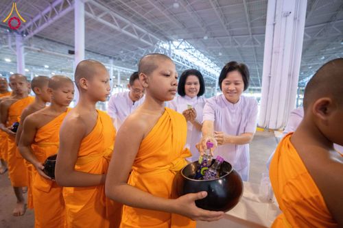 ภาพ No.196023:ผู้ว่าปทุมฯ เปิดงานวันครู ครั้งที่ 69 พ.ศ. 2568 จังหวัดปทุมธานี “เรียนดี มีความสุข : ครูไทยร่วมใจปฏิวัติการศึกษา เด็กฉลาดคิด ฉลาดทำ” ณ วัดพระธรรมกาย - รวมใจระลึกถึงพระคุณบูรพาจารย์ ยกย่องเชิดชูเกียรติผู้ประกอบวิชาชีพทางการศึกษาที่ประกอบคุณงามความดี 