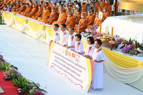 ภาพ No.101743:ตักบาตรพระ 10,000 รูป เติมบุญให้แผ่นดิน เนื่องในโอกาส 192 ปี จังหวัดกาญจนบุรี หนึ่งในโครงการตักบาตรพระ 2,000,000 รูป  77 จังหวัดทุกวัดทั่วไทย วันจันทร์ที่ 11 ธันวาคม พ.ศ. 2566 บริเวณถนนสองแคว (SKY WALK) เมืองกาญจนบุรี