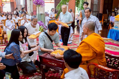 ภาพ No.252085:วันที่ 11 ตุลาคม พ.ศ. 2568 พิธีทอดกฐินสามัคคีทั่วไทย 30,000 วัด โดยคณะศิษยานุศิษย์ บูชาธรรม 81 ปี หลวงพ่อธัมมชโย ณ วัดลาดบัวหลวง จ.พระนครศรีอยุธยา