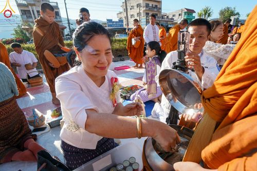 ภาพ No.187126:พิธีตักบาตรพระ ๕๐๐ รูป "สร้างบุญใหญ่ ส่งท้ายปีเก่า ต้อนรับปีใหม่ ๒๕๖๘" วันเสาร์ที่ ๒๘ ธันวาคม พ.ศ. ๒๕๖๗ ณ ถนนหน้าที่ว่าการอำเภอภูเรือ จังหวัดเลย