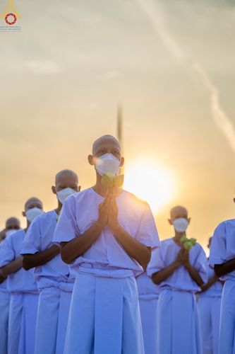 ภาพ No.101400:พิธีเวียนประทักษิณ, พิธีวันทาเจดีย์, พิธีขอขมาและมอบผ้าไตร ในโครงการอุปสมบทหมู่ รุ่นบูชาธรรมมหาปูชนียาจารย์ ณ วัดพระธรรมกาย ในวันที่ 9 ธันวาคม พ.ศ. 2566