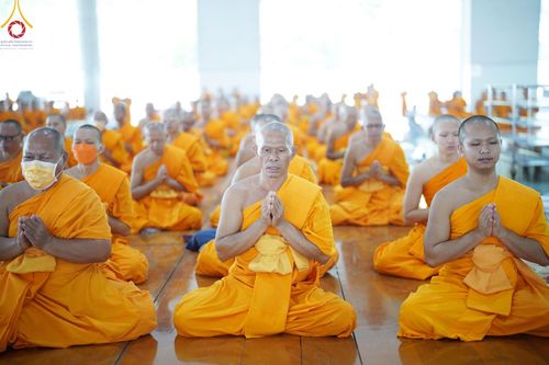 ภาพ No.205659:พิธีสวดพระพุทธมนต์ และถวายภัตตาหารเมนูสวรรค์แด่พระภิกษุ สามเณร วันจันทร์ที่ 3 กุมภาพันธ์ พ.ศ. 2568 ณ หอฉันคุณยายอาจารย์ฯ วัดพระธรรมกาย