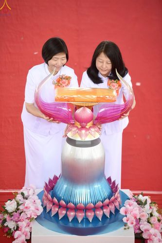 ภาพ No.249362:วันที่ 28 กันยายน พ.ศ. 2568 พิธีทอดผ้าป่าแผ่นบันมงคลมหาเศรษฐี อาคาร 80 ปี หลวงพ่อธัมมชโย ณ ศูนย์ปฏิบัติธรรมวิหารแดง ต.เจริญธรรม อ.วิหารแดง จ.สระบุรี