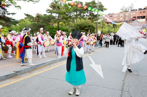 ภาพ No.229535:วันเสาร์ที่ 26 เมษายน พ.ศ. 2568 คณะพระภิกษุสามเณรในโครงการบรรพชาหมู่ 81 รูป  วัดภาวนาโซล ประเทศเกาหลีใต้ ได้ร่วมกับคณะสาธุชนคนไทยในเกาหลีใต้  ร่วมกันเดินขบวนอัญเชิญโคมดอกบัว  เพื่อบูชาแด่องค์สมเด็จพระสัมมาสัมพุทธเจ้า  ในงานเทศกาลวิสาขบูชานานาชาติ ประจำปี