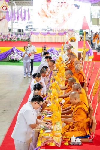 ภาพ No.138939:กิจกรรมเฉลิมพระเกียรติ สมเด็จพระนางเจ้าฯ พระบรมราชินี เนื่องในโอกาสวันเฉลิมพระชนมพรรษา พิธีเจริญพระพุทธมนต์ , ทำบุญตักบาตรพระสงฆ์ ถวายพระราชกุศล , พิธีถวายเครื่องราชสักการะ , และพิธีจุดเทียนถวายพระพรชัยมงคล วันที่ 3 มิถุนายน พ.ศ. 2567 ณ อาคารโถงช้าง วัดพ