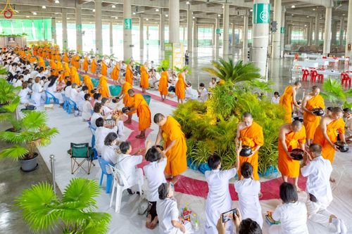 ภาพ No.229618:วันอาทิตย์ที่ 22 มิถุนายน พ.ศ. 2568 พิธีตักบาตรฉลองพระบวชใหม่ โครงการอุปสมบทหมู่ผู้บริหารรุ่นที่ 15 ณ วิหารคด วัดพระธรรมกาย