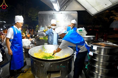 ภาพ No.106666:พิธีถวายภัตตาหารเป็นสังฆทาน แด่คณะพระธรรมยาตราฯ ในโครงการธรรมยาตรากตัญญูบูชา มหาปูชนียาจารย์ พระมงคลเทพมุนี(สด จนฺทสโร) พระผู้ปราบมาร อนุสรณ์สถาน 7 แห่ง ปีที่ 12 วันที่ 6 มกราคม พ.ศ. 2567 ณ อนุสรณ์สถานโลตัสแลนด์ จ.สุพรรณบุรี