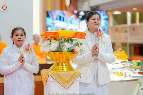 ภาพ No.159896:พิธีบูชาข้าวพระ วันอาทิตย์ต้นเดือน ณ วัดพระธรรมกายลอนดอน วันที่ 6 ตุลาคม พ.ศ. 2567